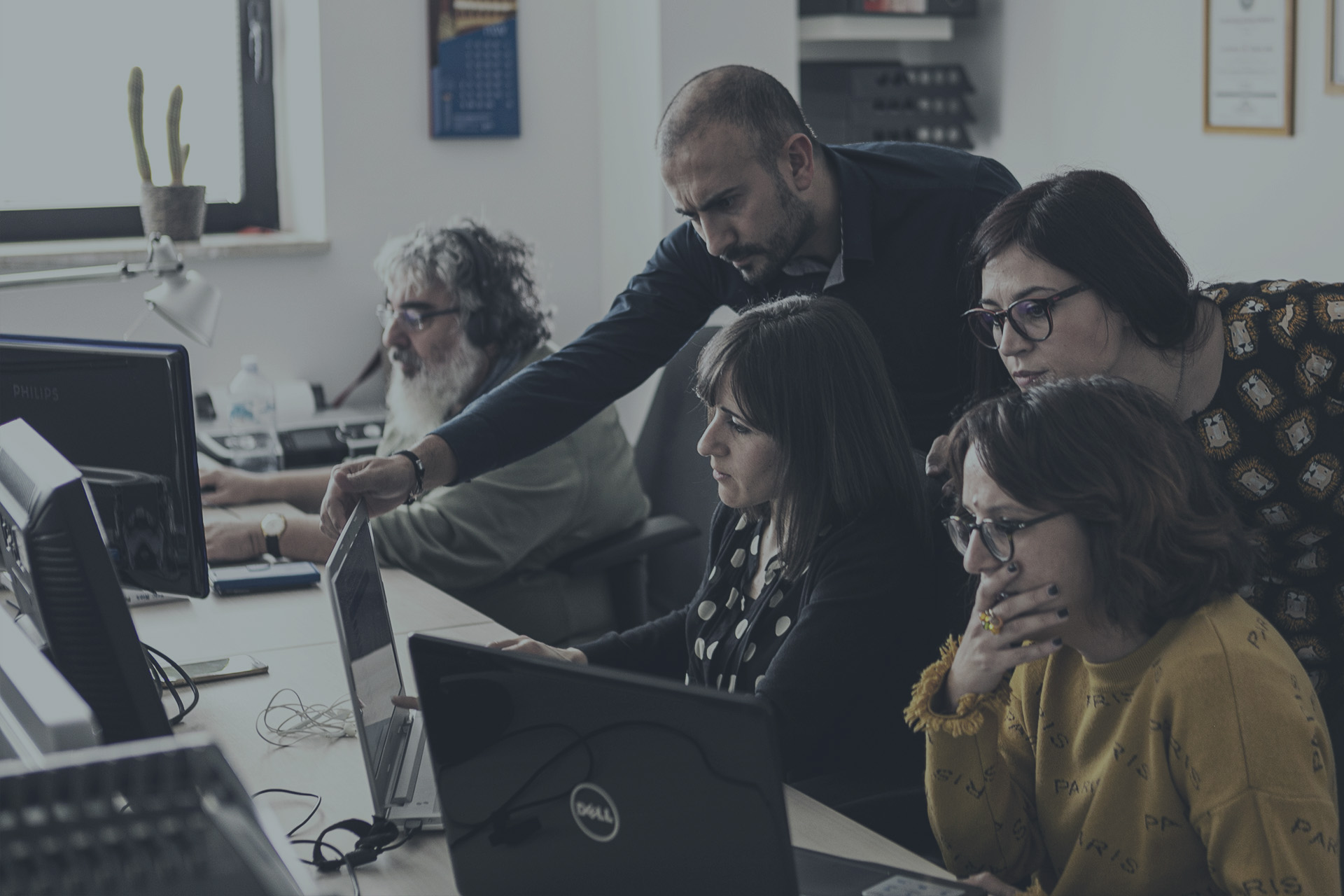 Lavorare in sintonia con <span style="color: #b7232b;" class="underline custom">regole e valori aziendali</span>